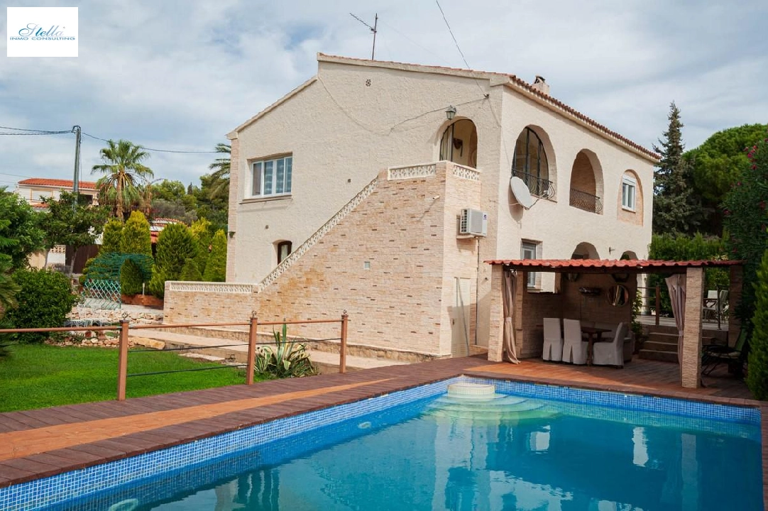 villa en Calpe en venta, superficie 227 m², parcela 1025 m², 4 dormitorios, 2 banos, piscina, ref.: COB-3399-1